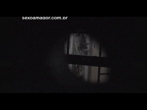 ❤️ Blondie filmohet fshehurazi nga një soditës i lagjes i fshehur pas tullave të zbrazëta ❤️❌ Porno e bukur tek ne ❌️