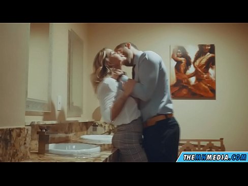 ❤️ Kur një bjonde me bukë ju josh në një banjë publike ❤️❌ Porno e bukur tek ne ❌️